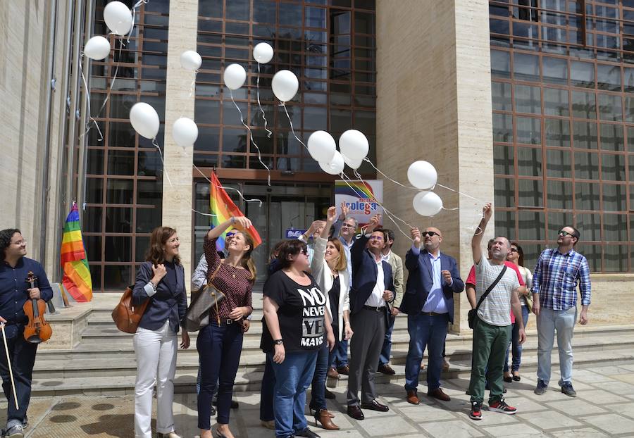 Alcalde, concejales, y asociaciones participantes concluyeron el acto con una suelta de globos