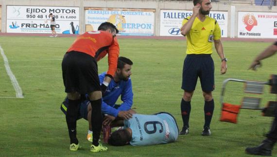 El delantero Samu Corral, lesionado el pasado sábado, no jugará el envite de vuelta en Laredo. 