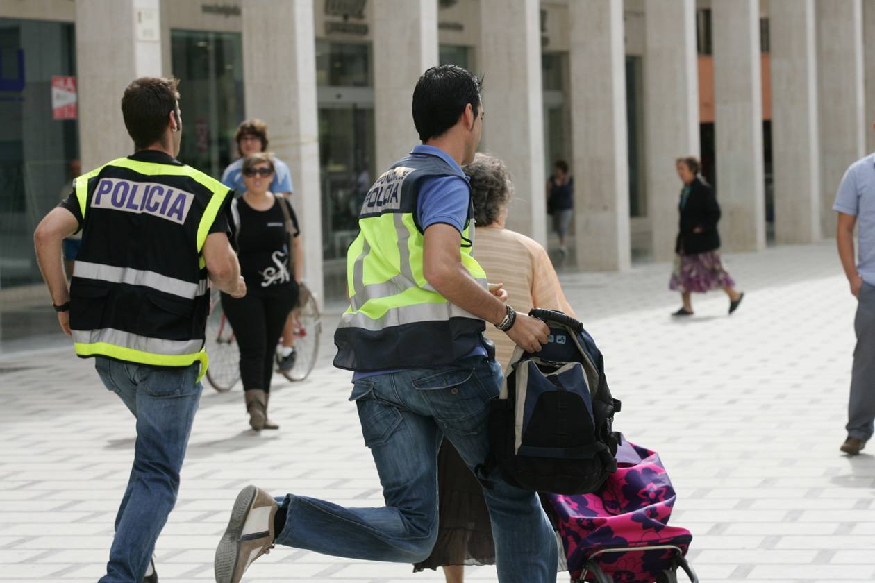 Un agente policial cruza la Plaza Mayor de El Ejido el día de la Operación Poniente.