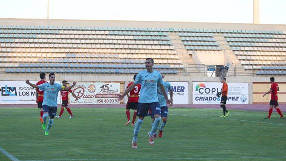 Alfonso, celebrando su gol al CD Laredo en el partido de ida en el Campo Santo Domingo. 