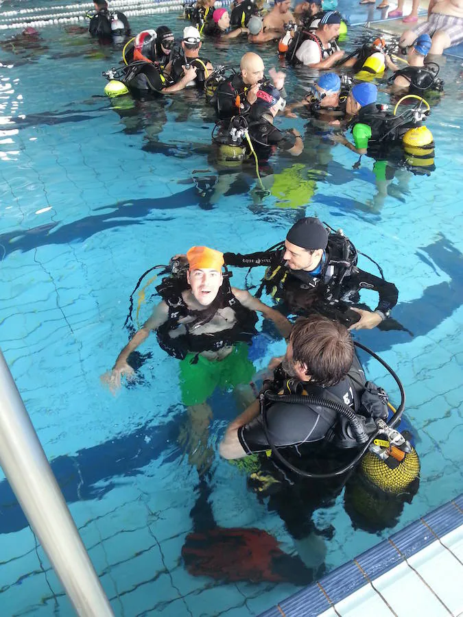 Entre las actividades de fomento del ocio y tiempo libre que se propician desde Asprodesa, se encuentra el buceo adaptado. 