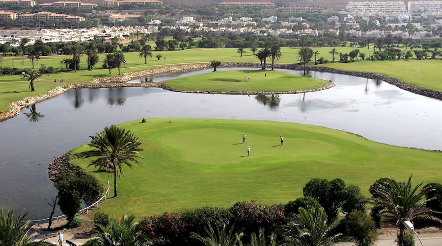 Almerimar también logra convertirse en uno de los principales reclamos turísticos a la hora de practicar golf, una opción que demanda especialmente el turista extranjero. 