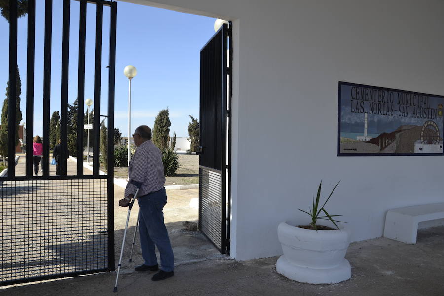 El cementerio que comparten Las Norias de Daza y San Agustín se encuentra abierto durante las 24 horas del día y sin vigilancia. 