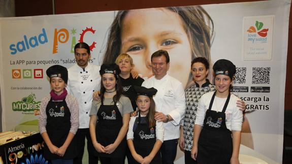 Las tres ganadoras y la benjamina del grupo a la que se dedicó una mención especial, junto a Mariela Pérez de Tu Chef, y Antonio Carmona. 