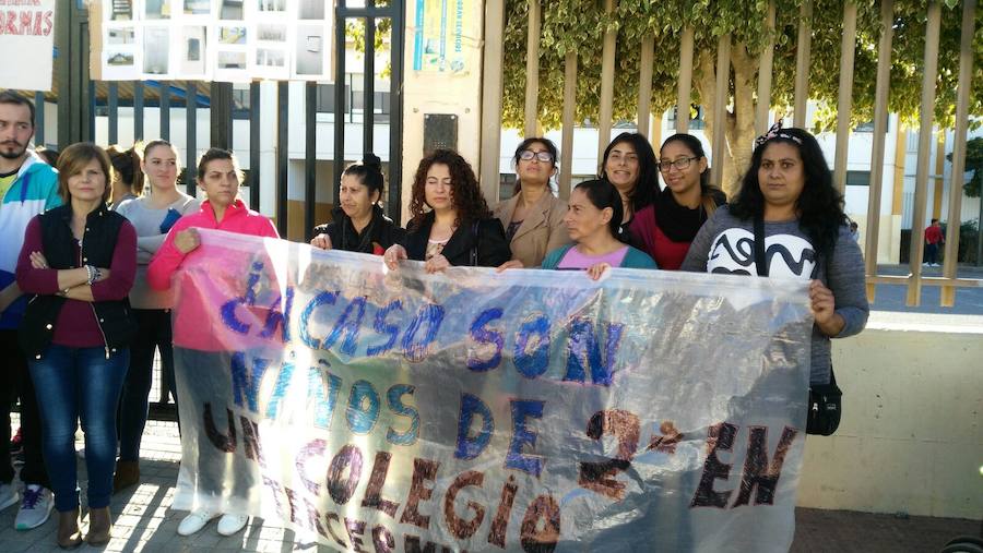 Matagorda comienza un periplo de protestas por el estado de su colegio