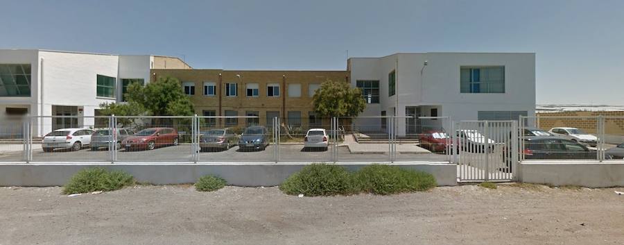 Vista de la fachada principal del IES 'Mar Azul' de Balerma, lugar donde se produjo la supuesta agresión a una profesora el lunes.