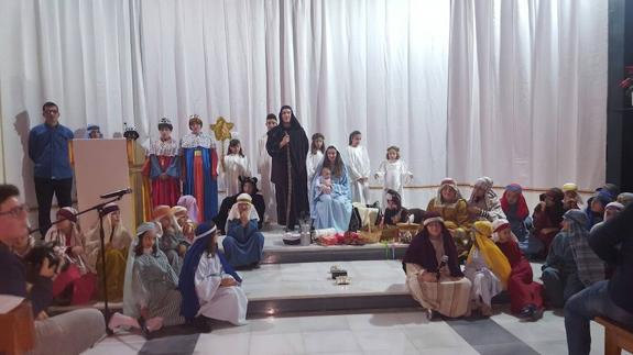 Más de 40 personas, especialmente jóvenes y niños, participan en la representación del Belén Viviente que cada año acoge la iglesia de Santa María del Águila. 