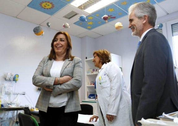 La presidenta de la Junta de Andalucía, Susana Díaz, junto a la gerente del Hospital de Poniente, Pilar Espejo, y el consejero de Salud, Aquilino Alonso, durante la visita realizada esta semana al Hospital de Poniente ubicado en El Ejido.