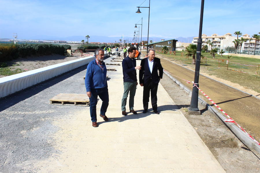 El alcalde y el concejal de Obras Públicas ejidense, en Almerimar. 