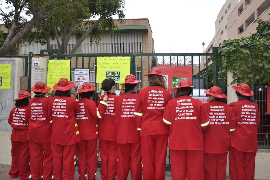 Las madres que conforman la AMPA Murgi del CEPR Ciavieja volvieron a disfrazar ayer con humor un problema que ya no les hace gracia. 