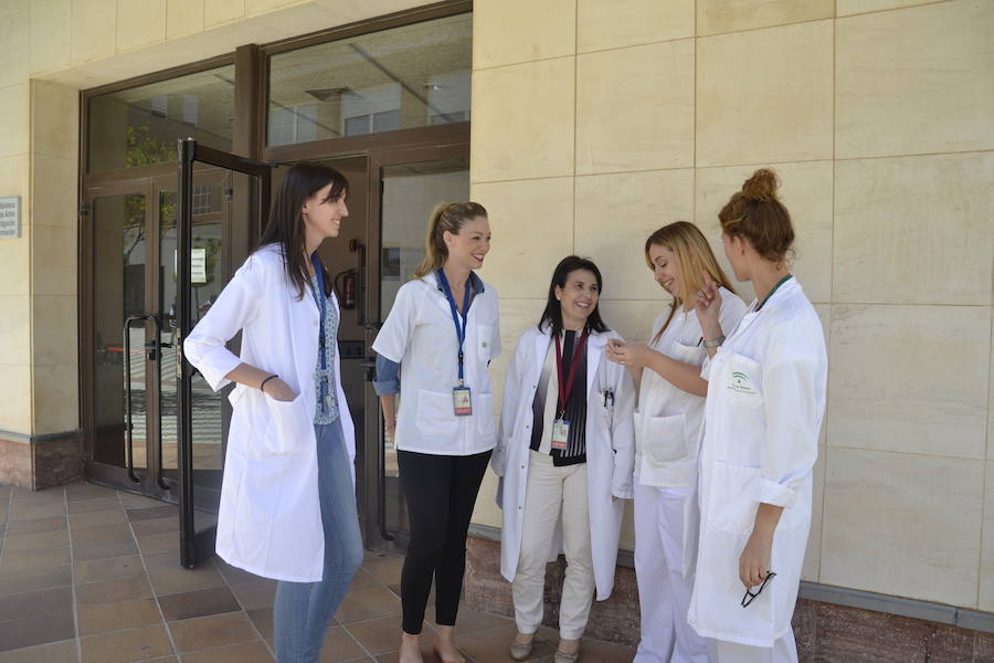 Enfermeras y médicas residentes de años anteriores, en la Agencia Sanitaria Poniente, desde el Hospital de Poniente de El Ejido. 