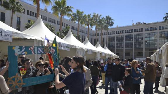 A la izquierda, el particular fotomatón de ‘El Timón’, que presidió un concurrido Encuentro Asociativo en El Ejido, ayer desde la Plaza Mayor. 