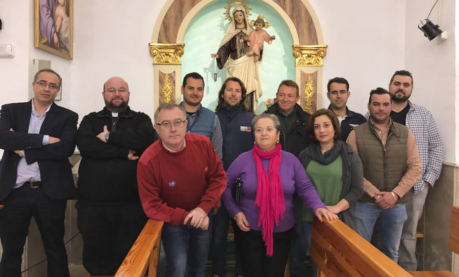 Representantes del Club Náutico de Balerma, junto al párroco del núcleo y devotos de la imagen de la Virgen del Carmen. 