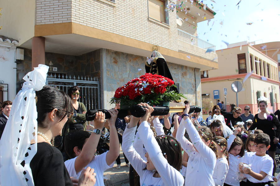 Los alumnos de la Escuela Infantil Los Diminutos, durante su primera salida en procesión.