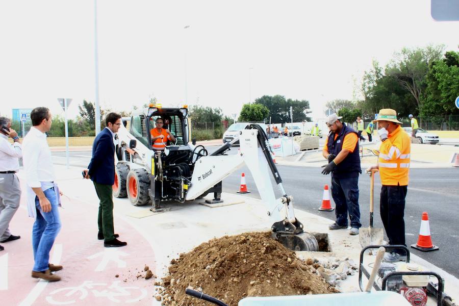 El alcalde ejidense, el concejal de Obras Públicas y el gerente de DUE, ayer junto a operarios de la empresa municipal, en la zona. 