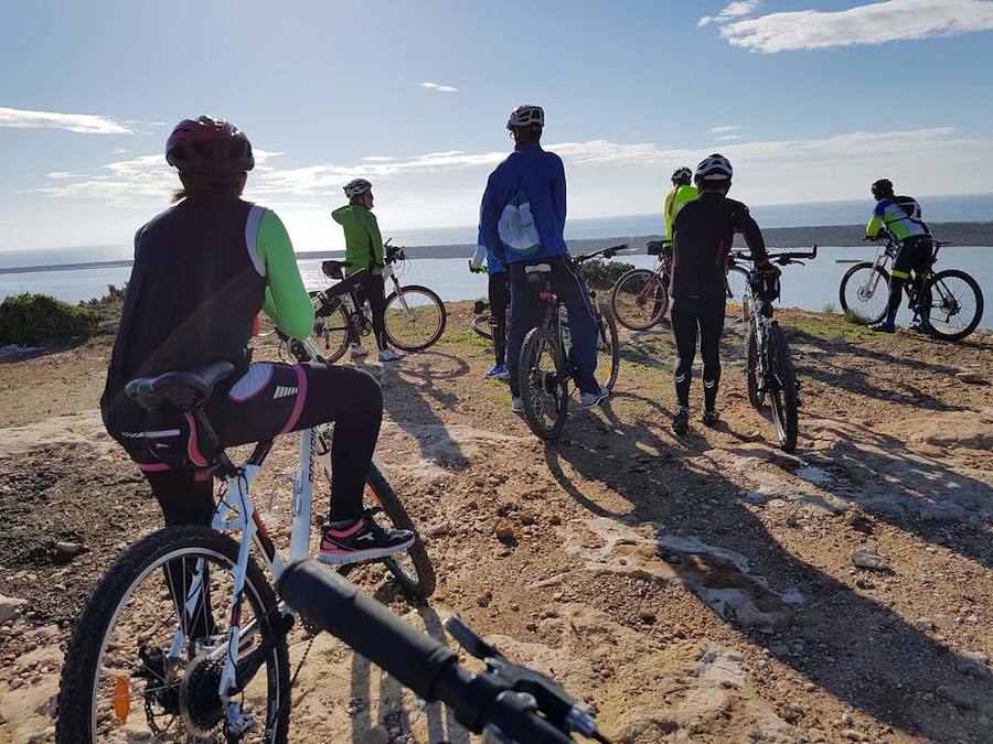 El grupo de aficionados al senderismo urbano, también realiza salidas para ir con la bicicleta, y cuenta con 69 miembros activos. 