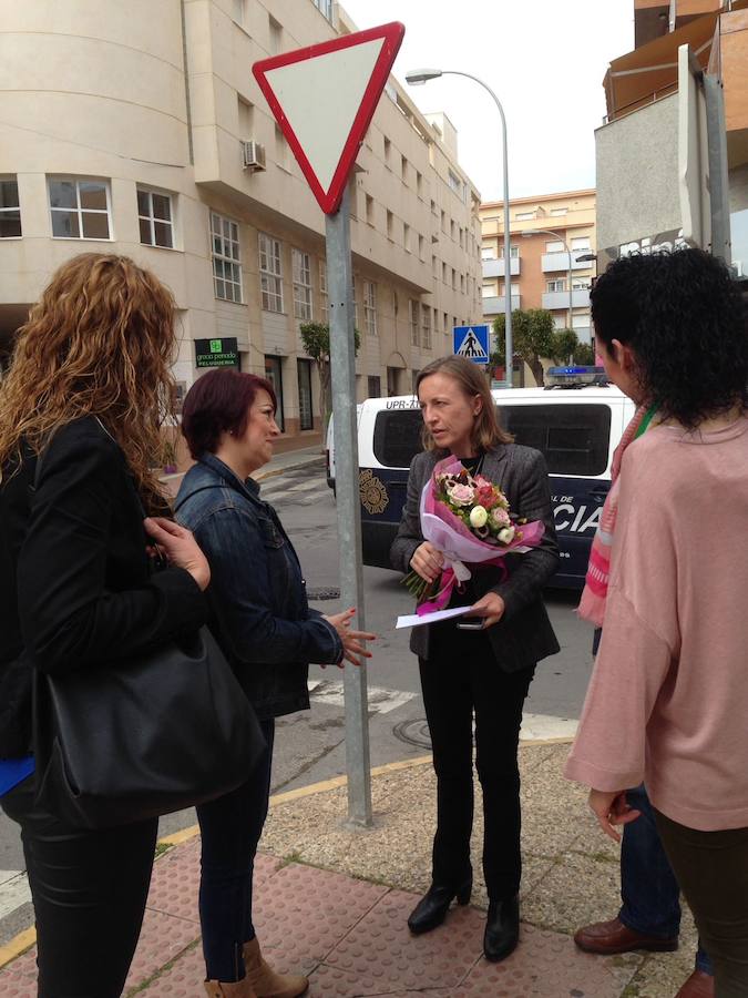 La presidenta y algunas madres de la AMPA Murgi del CEPR Ciavieja, durante su encuentro con la delegada, a la que regalaron un ramo. 