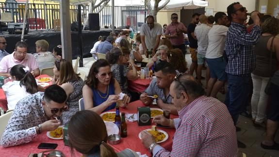 Los vecinos del barrio ejidense no quisieron perderse la feria del mediodía que se desarrolló desde la plaza de la Iglesia de La Loma. 