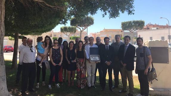 Autoridades, donantes, transplantados, profesionales, y miembros de la Corporación, ayer durante el pequeño homenaje en la nueva plaza. 