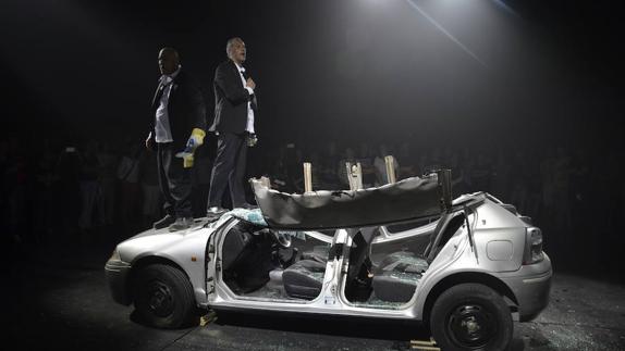 Una de las escenas más brutales y tensas se produce cuando destrozan a golpes un coche a escasos metros del público. 