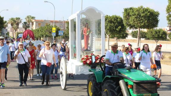 Los vecinos iniciaron su recorrido en romería a primera hora de la mañana para disfrutar de una convivencia en el Paraje El Águila. 