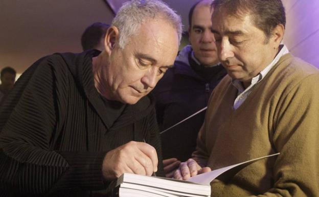 Adriá firma un ejemplar de su último libro, Food & Beverage, en la presentación 
