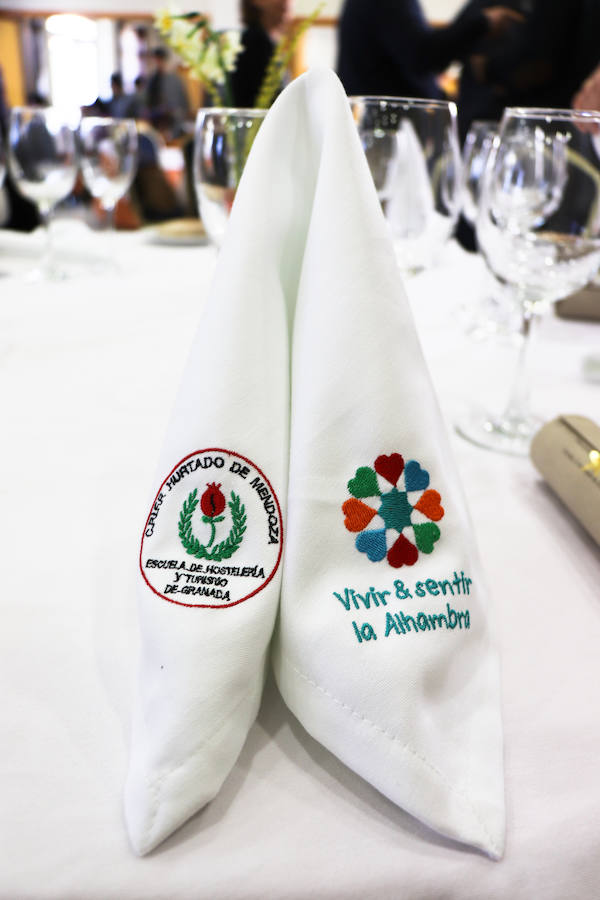 Tras tres años de colaboración entre la escuela de hostelería Hurtado de Mendoza y la Alhambra, los alumnos de último curso de cocina y sala, junto a sus profesores, han elaborado un menú como colofón de las investigaciones y acercamiento a la época nazarí. Un almuerzo en el que todo estuvo medido milimétricamente para no albergar ningún fallo. Desde la vajilla, elaborada para la ocasión por ceramistas granadinas, hasta la recreación del atuendo del personal de sala, se tuvo en cuenta para recrear fielmente una época de esplendor como pocas.