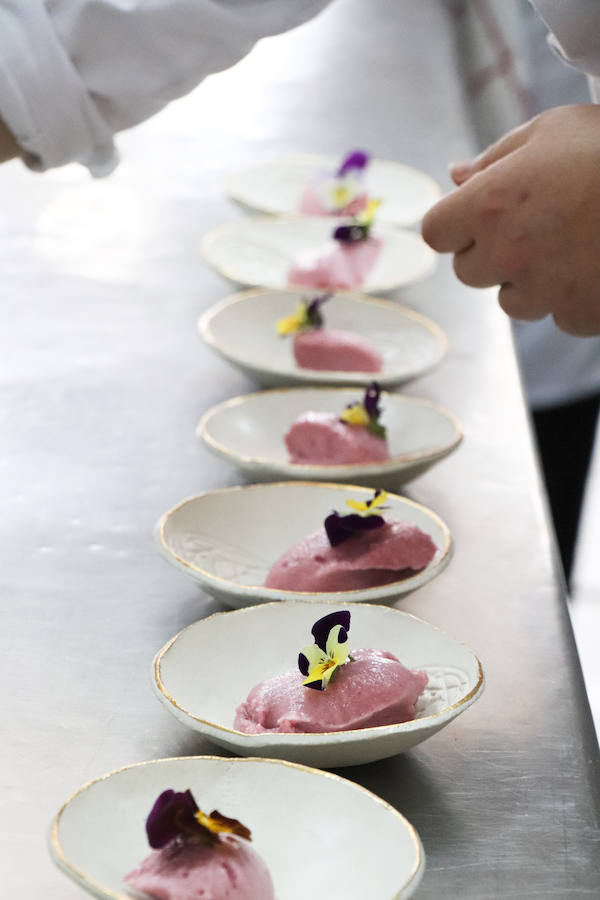 Tras tres años de colaboración entre la escuela de hostelería Hurtado de Mendoza y la Alhambra, los alumnos de último curso de cocina y sala, junto a sus profesores, han elaborado un menú como colofón de las investigaciones y acercamiento a la época nazarí. Un almuerzo en el que todo estuvo medido milimétricamente para no albergar ningún fallo. Desde la vajilla, elaborada para la ocasión por ceramistas granadinas, hasta la recreación del atuendo del personal de sala, se tuvo en cuenta para recrear fielmente una época de esplendor como pocas.