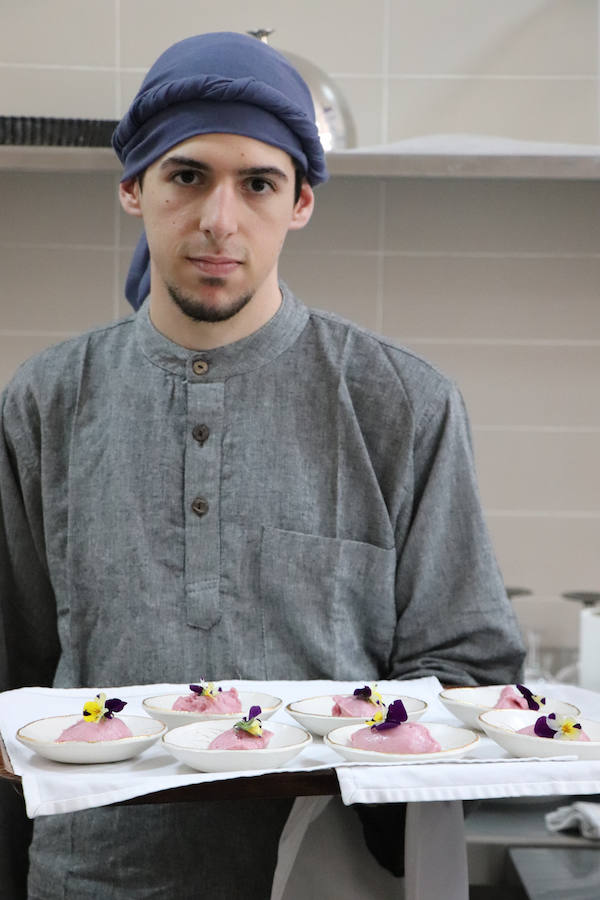 Tras tres años de colaboración entre la escuela de hostelería Hurtado de Mendoza y la Alhambra, los alumnos de último curso de cocina y sala, junto a sus profesores, han elaborado un menú como colofón de las investigaciones y acercamiento a la época nazarí. Un almuerzo en el que todo estuvo medido milimétricamente para no albergar ningún fallo. Desde la vajilla, elaborada para la ocasión por ceramistas granadinas, hasta la recreación del atuendo del personal de sala, se tuvo en cuenta para recrear fielmente una época de esplendor como pocas.