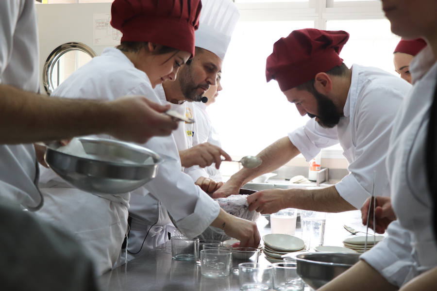 Tras tres años de colaboración entre la escuela de hostelería Hurtado de Mendoza y la Alhambra, los alumnos de último curso de cocina y sala, junto a sus profesores, han elaborado un menú como colofón de las investigaciones y acercamiento a la época nazarí. Un almuerzo en el que todo estuvo medido milimétricamente para no albergar ningún fallo. Desde la vajilla, elaborada para la ocasión por ceramistas granadinas, hasta la recreación del atuendo del personal de sala, se tuvo en cuenta para recrear fielmente una época de esplendor como pocas.
