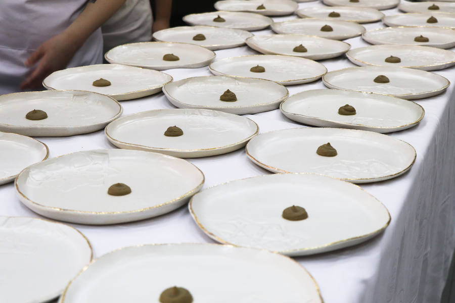 Tras tres años de colaboración entre la escuela de hostelería Hurtado de Mendoza y la Alhambra, los alumnos de último curso de cocina y sala, junto a sus profesores, han elaborado un menú como colofón de las investigaciones y acercamiento a la época nazarí. Un almuerzo en el que todo estuvo medido milimétricamente para no albergar ningún fallo. Desde la vajilla, elaborada para la ocasión por ceramistas granadinas, hasta la recreación del atuendo del personal de sala, se tuvo en cuenta para recrear fielmente una época de esplendor como pocas.