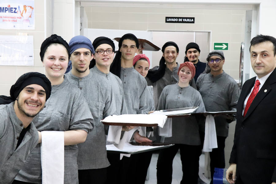 Tras tres años de colaboración entre la escuela de hostelería Hurtado de Mendoza y la Alhambra, los alumnos de último curso de cocina y sala, junto a sus profesores, han elaborado un menú como colofón de las investigaciones y acercamiento a la época nazarí. Un almuerzo en el que todo estuvo medido milimétricamente para no albergar ningún fallo. Desde la vajilla, elaborada para la ocasión por ceramistas granadinas, hasta la recreación del atuendo del personal de sala, se tuvo en cuenta para recrear fielmente una época de esplendor como pocas.