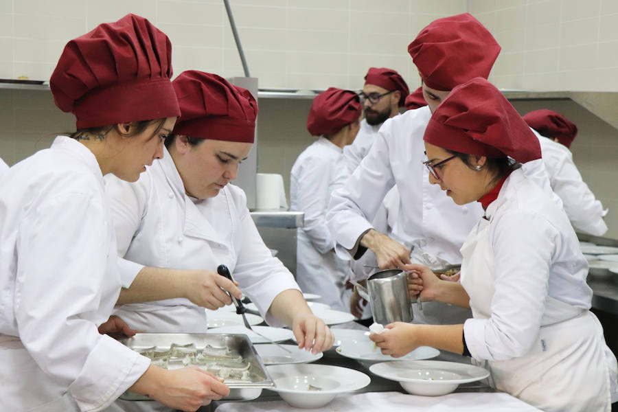 Tras tres años de colaboración entre la escuela de hostelería Hurtado de Mendoza y la Alhambra, los alumnos de último curso de cocina y sala, junto a sus profesores, han elaborado un menú como colofón de las investigaciones y acercamiento a la época nazarí. Un almuerzo en el que todo estuvo medido milimétricamente para no albergar ningún fallo. Desde la vajilla, elaborada para la ocasión por ceramistas granadinas, hasta la recreación del atuendo del personal de sala, se tuvo en cuenta para recrear fielmente una época de esplendor como pocas.