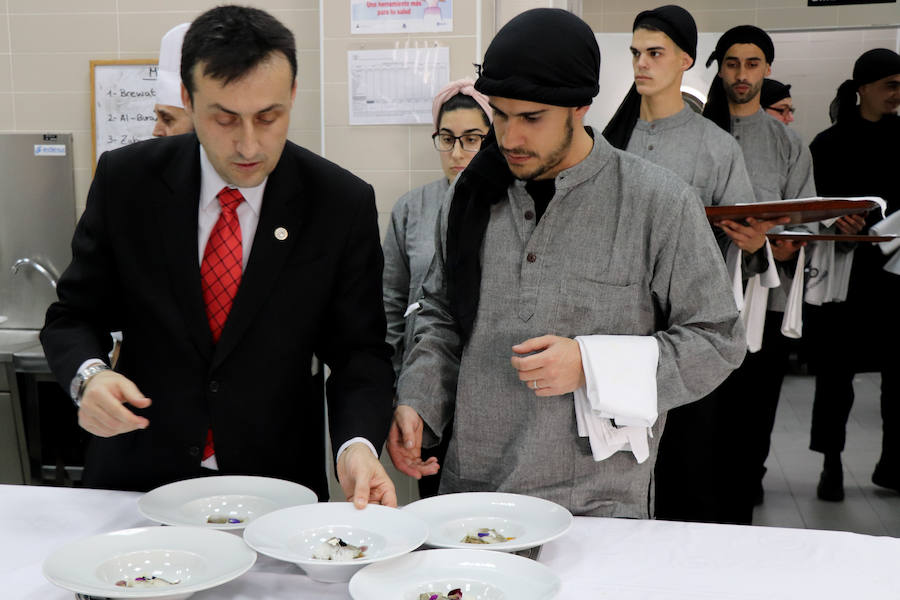 Tras tres años de colaboración entre la escuela de hostelería Hurtado de Mendoza y la Alhambra, los alumnos de último curso de cocina y sala, junto a sus profesores, han elaborado un menú como colofón de las investigaciones y acercamiento a la época nazarí. Un almuerzo en el que todo estuvo medido milimétricamente para no albergar ningún fallo. Desde la vajilla, elaborada para la ocasión por ceramistas granadinas, hasta la recreación del atuendo del personal de sala, se tuvo en cuenta para recrear fielmente una época de esplendor como pocas.