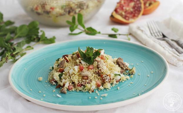 Ensalada de cus-cus con cordero confitado listo para degustar. 