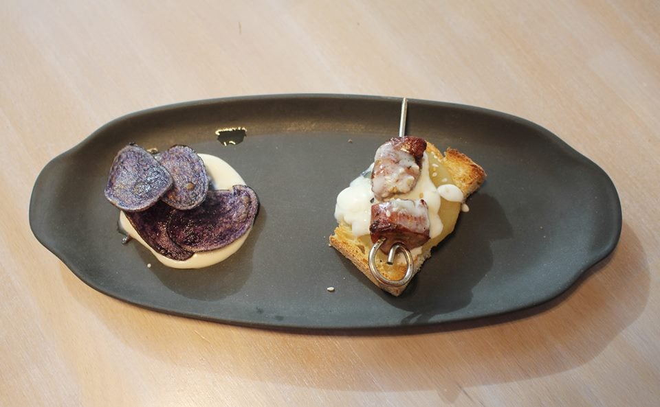 Brocheta de cordero segureño con compota de manzana y queso. Siloé Bar&Grill. Cárcel Baja, 4.