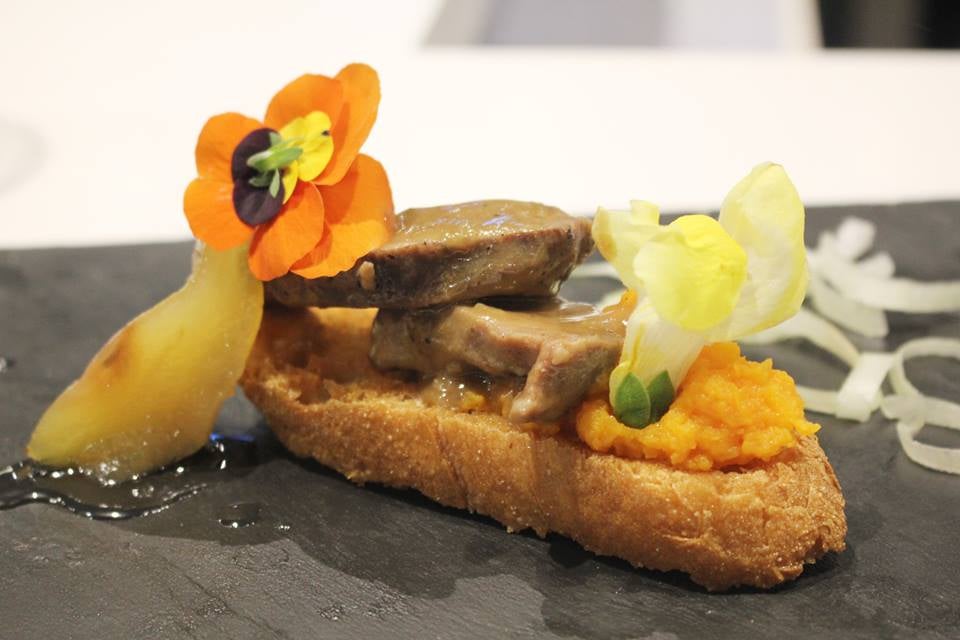 Carrillera Sous Vide con pera confitada. Mariscal Delicatessen. C/ Zubia; C/ Virgen; / A. Constitución.