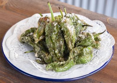 Imagen secundaria 1 - 1. El expositor de La Tarasca. / 2. Pimientos verdes. / 3. Croquetas.