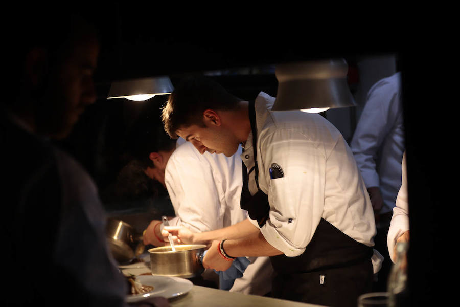 Por segundo año consecutivo el chef del Hotel Miba, José de la Blanca, reunió a casi una veintena de cocineros para conmemorar unas jornadas en honor al cocinero Emilio Cervilla. Una noche para el recuerdo, llena de connotaciones emotivas, pero sobre todo cargada de compañerismo gastronómico.