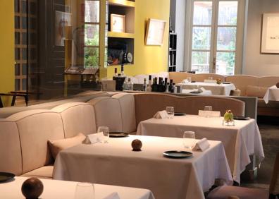 Imagen secundaria 1 - Calamar de pota (arriba), Sala de La Fábula(izq.) e Ismael Delgado salteando trigo. 