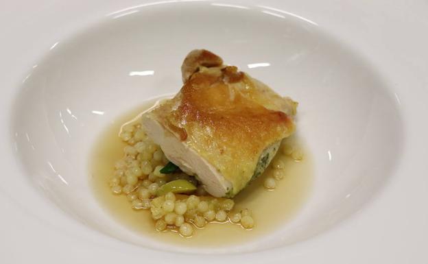 Imagen principal - Pollo de corral en su jugo y las manos del chef Ismael Delgado preparando la misse en place. 