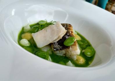 Imagen secundaria 1 - 1. 'Más 'granaíno' que la Alhambra' de Andrés Nahuel G., veterano en el concurso. / 2. Lubina verde con habas y toques cítricos. / 3. Sergio Gómez, semifinalista de Granachef 2019. 