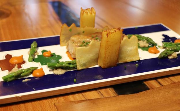 Imagen principal - 1. 'Más 'granaíno' que la Alhambra' de Andrés Nahuel G., veterano en el concurso. / 2. Lubina verde con habas y toques cítricos. / 3. Sergio Gómez, semifinalista de Granachef 2019. 