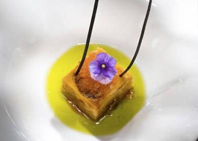 Imagen secundaria 1 - Servicio en sala, interior del restaurante Ruta del Veleta. Abajo, algunos de sus platos. 