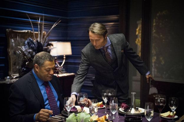 Mads Mikkelsen, de pie, en una escena de la serie 'Hannibal'.