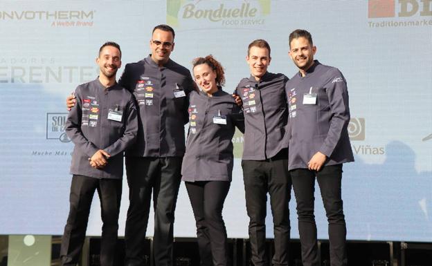 Imagen principal - Momentos de la entrega de premios en la parte de sala.