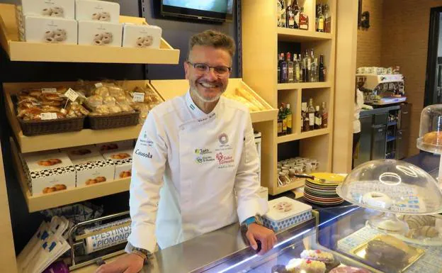 Víctor Sola vende el considerado 'mejor dulce típico de Andalucía'.