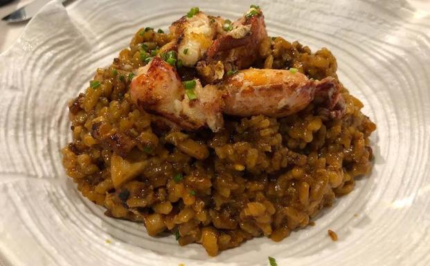 Arroz con bogavante y foie listo para disfrutar en mesa.