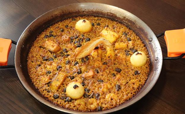 Arroz granadino con arroz bombón, habas y bacalao.