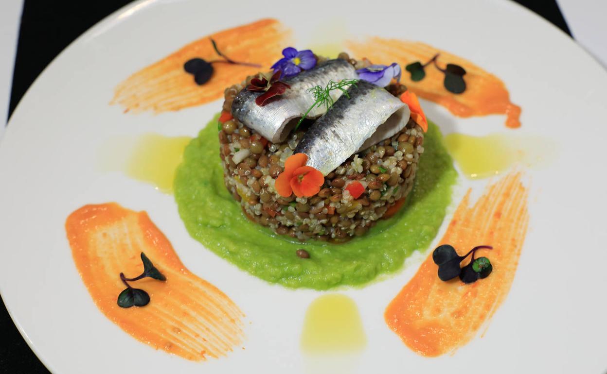 Lentejas en una versión de ensalada con quinoa, aguacate y sardinas en vinagre de Francisco Yáñez.